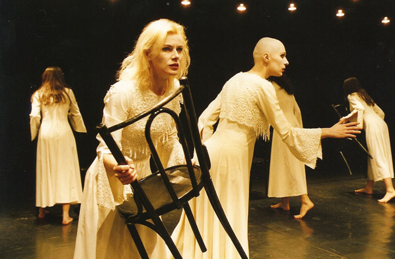 intrusa, 2002 - mihai maniutiu