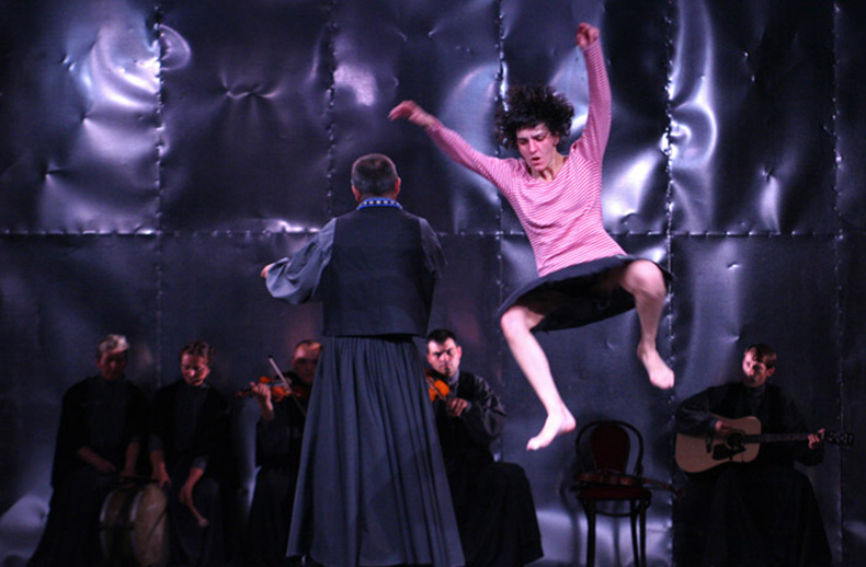 o vara fierbinte pe iza, 2007 - mihai maniutiu